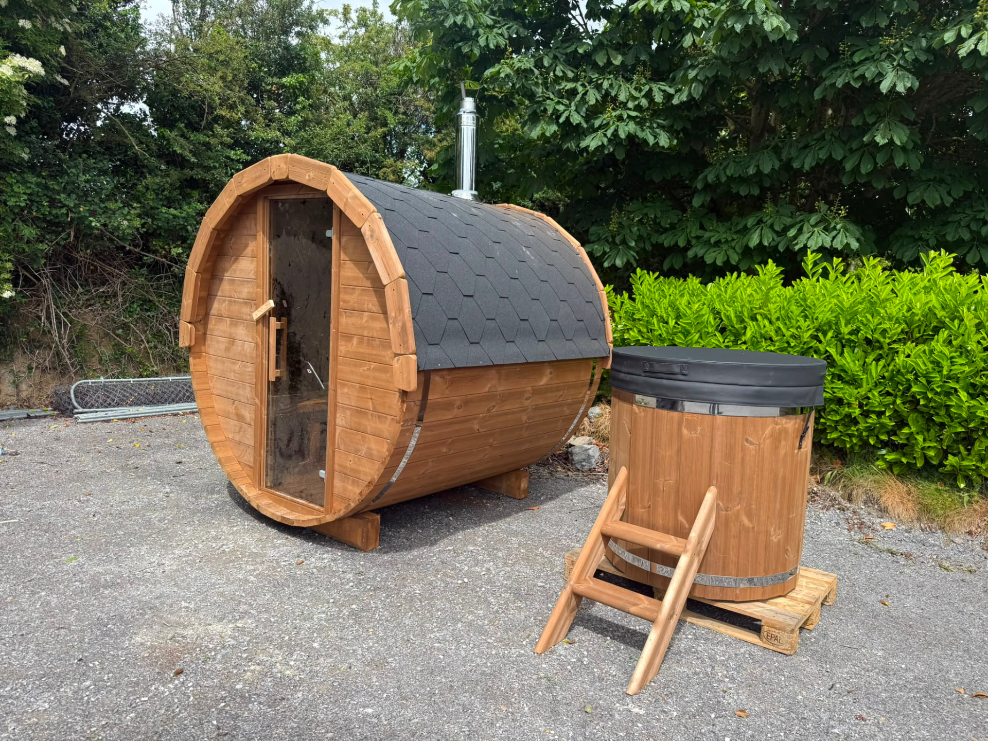 Barrel sauna and cold plunge tub delivered together